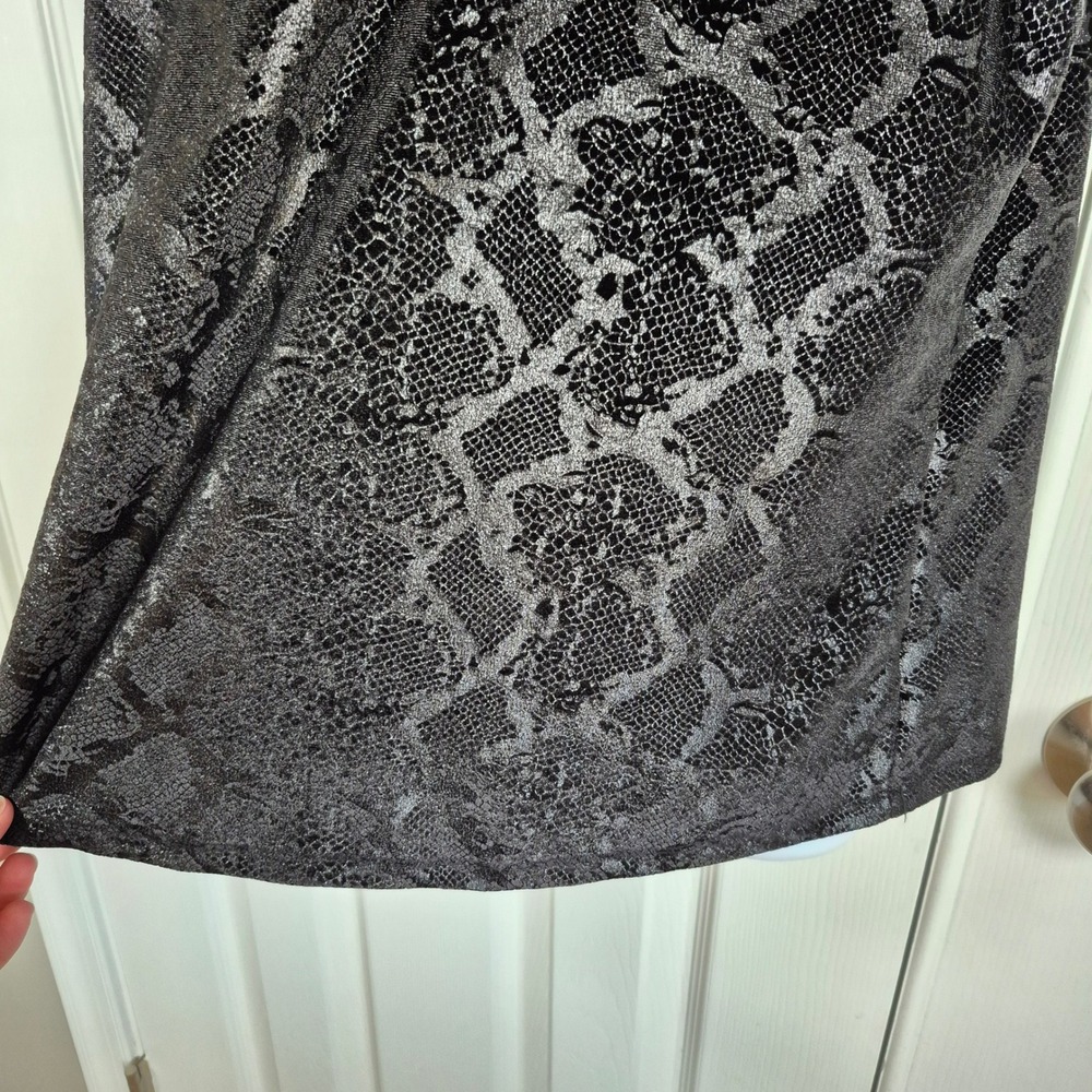 Torrid black snakeskin texture velvet short sleeve shirt plus size 0 or XL - Picture 6 of 12
